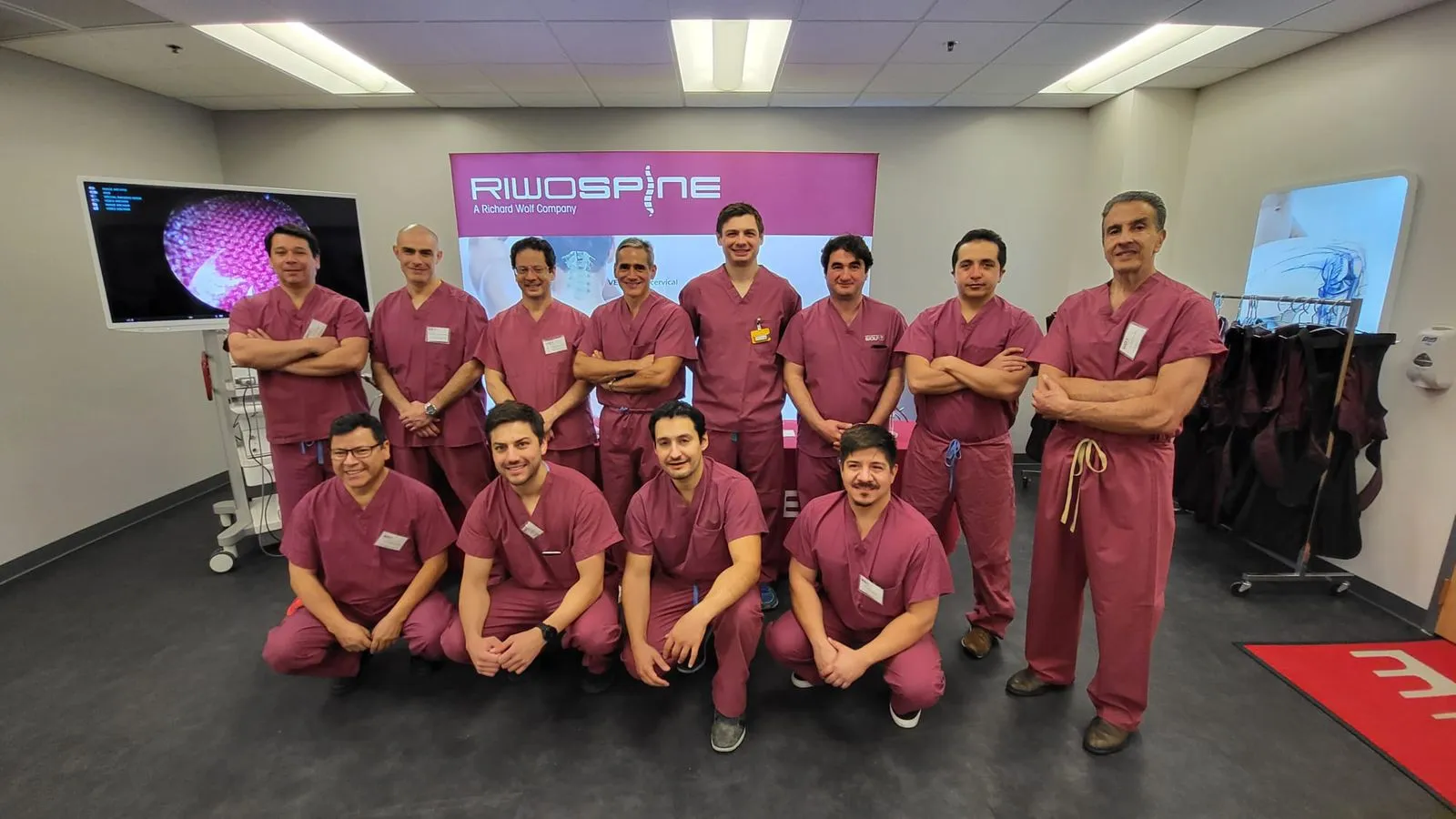 Dr. Adrián Zárate en entrenamiento de cirugía endoscópica de columna RIWOspine junto a cirujanos de Latinoamérica, Chicago 2022